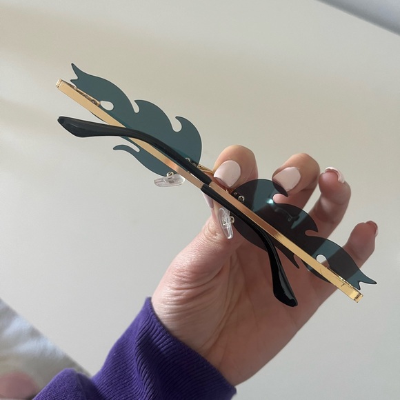 CLOSET CLEAROUT!!!! star&fire sunglasses + cute patches!!!!! - Picture 6 of 8